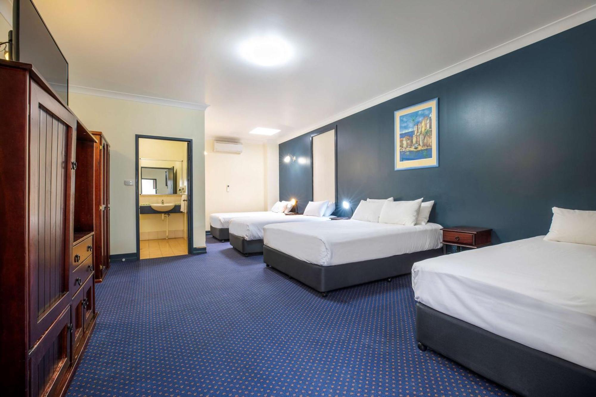 Nightcap At Atherton Hotel Exterior photo